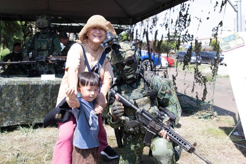 國防部全動署後備指揮部20日舉辦「全民國防教育走入鄉里」活動，民眾與官兵合影