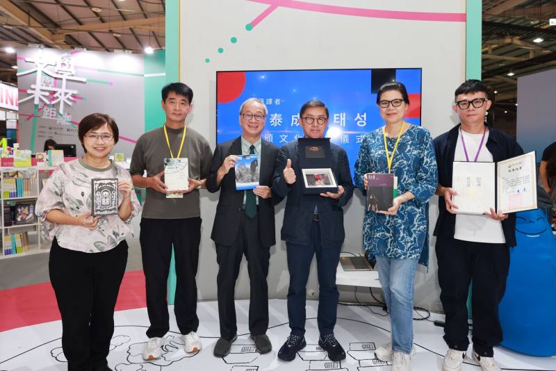 韓籍譯者金泰成（右3）獲文化部長李遠（左3）頒贈三等文化獎章，鏡文學副總編輯陳信宏（右3）、印刻文學副總編輯江一鯉（右2）、聯合文學出版社總經理李文吉（左1）一同觀禮合影