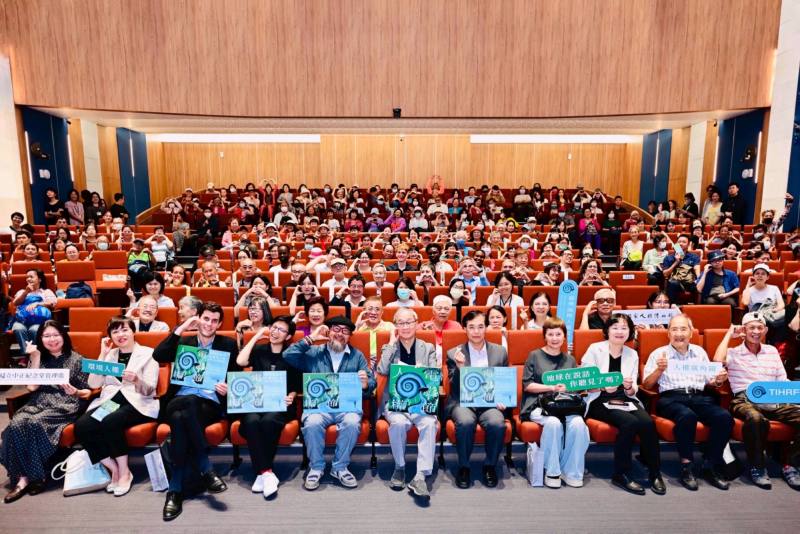 「2025臺灣國際人權電影節」開幕，文化部長李遠（左6）、《約見波布》導演潘禮德（左5）、國家人權委員會委員葉大華（左2）、政治受難者前輩張則周（右1）、《約見波布》臺灣製片王思靜（左4）、法國在臺協會文化與學術合作處長周書安（左3）等合影