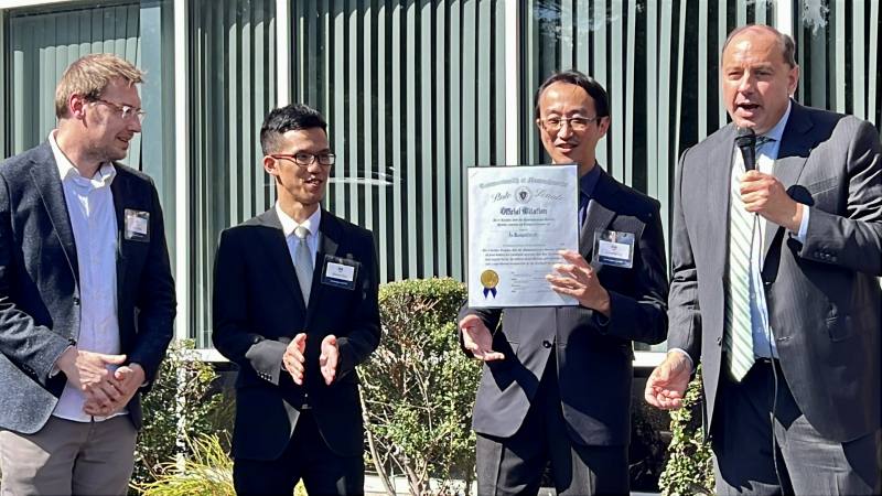 麻州參議員James B. Eldridge（右起）送上表揚狀，嘉許Loop CO2公司共同創辦人，王力遠，邱信淳，Ian Tonkas為麻州的清潔環境做貢獻。