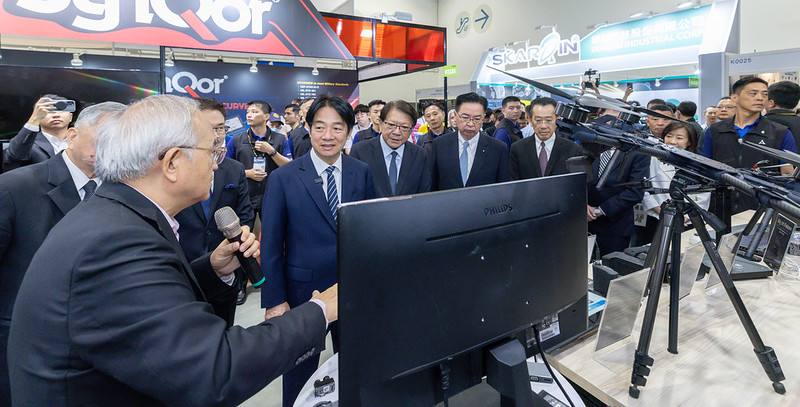 總統抵達後，分別參觀「Space Chiayi亞洲無人機AI創新應用研發中心」、「TAIA航太產業館」、「漢翔航空工業股份有限公司」、「國防產業館」、「Taiwan Space台灣太空形象館」、「邑錡股份有限公司」、「U.S.A Pavilion」等攤位