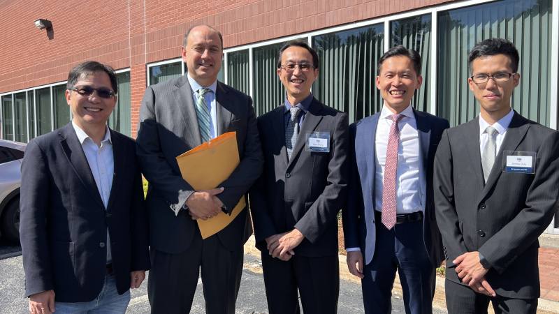 駐波士頓事處處長廖朝宏（右二）和科技組組長蔡孟勳（左一），麻州參議員James B. Eldridge（左二）恭喜王力遠（中）、邱信淳（右一）創辦的LOOP CO2踏上新的里程碑。