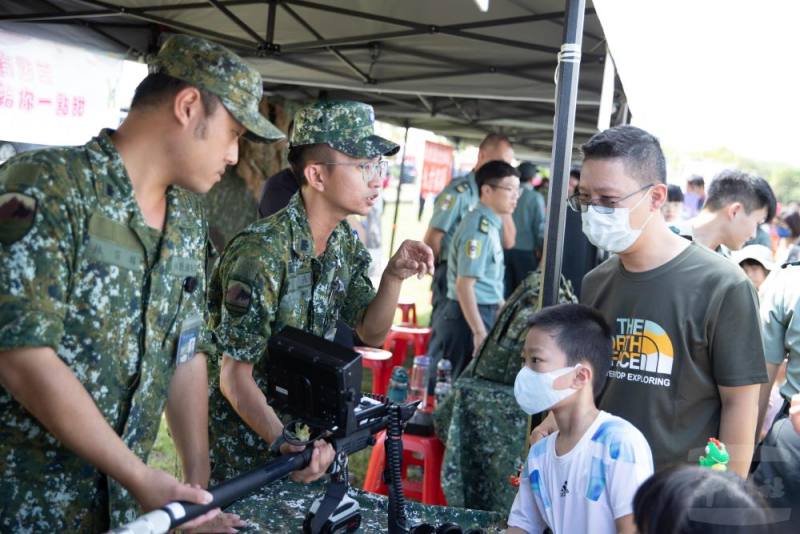國防部全動署後備指揮部20日舉辦「全民國防教育走入鄉里」活動，民眾與官兵互動認識國軍裝備