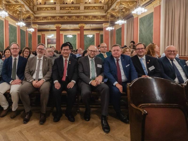 外交部長林佳龍（左三）與奧台協會主席艾蒙（Werner Amon，右三）、奧地利跨黨派國會議員Dominik Oberhofer（左一）、Ralph Schallmeiner（左二）及Laurenz Pöttinger（右一）等人欣賞駐奧地利代表處舉辦的「當東方遇見西方」音樂會