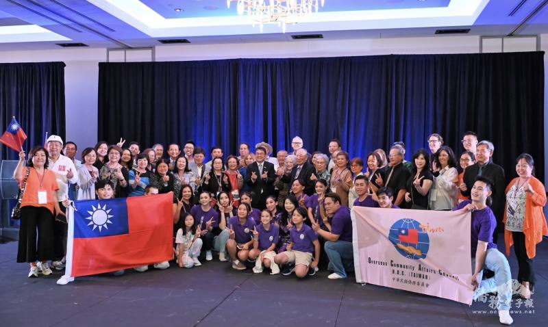 駐邁阿密辦事處處長周啟宇(中)與2025年國慶文化訪問團、貴賓及僑領合照