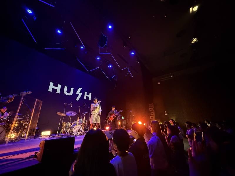 金曲歌王HUSH 19日與泰國知名樂團一同開演唱會，這是他首次在泰國公開演出，也是睽違10多年後再次到訪泰國
