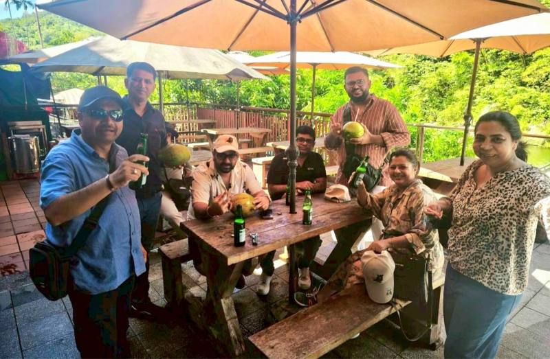 印度業者一行人，暢飲台灣啤酒，稱讚是世界級的啤酒