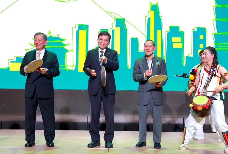 左起為駐韓國台北代表部丘高偉大使、中華郵政公司王國材董事長及國際集郵聯合會（FIP）會長 Prakob Chirakiti 共同敲擊樂器，象徵「臺北2026世界郵展」正式揭開序幕。/中華郵政提