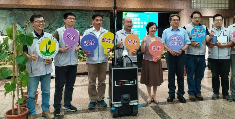 高雄區農業改良場19日在農業部舉行記者會，介紹新研發的智慧幫手「自主移動智慧精準噴藥機」，能自主巡場、會拍照還可辨識作物病蟲害並自動精準噴藥