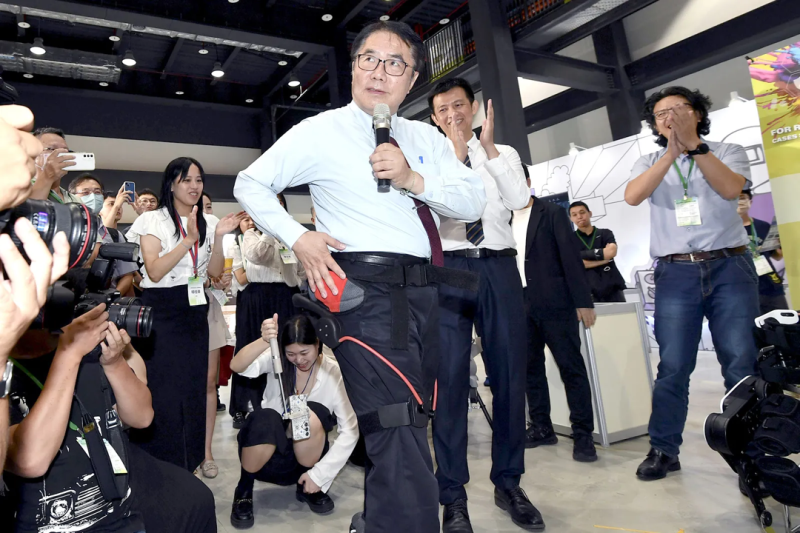 工研院衍生新創的福寶科技所研發之外骨骼機器人，適用脊椎完全損傷患者，協助傷友重獲行走的能力，臺南市市長黃偉哲現場也穿戴外骨骼機器人，稱讚技術協助行動更省力，讓長者老有所依