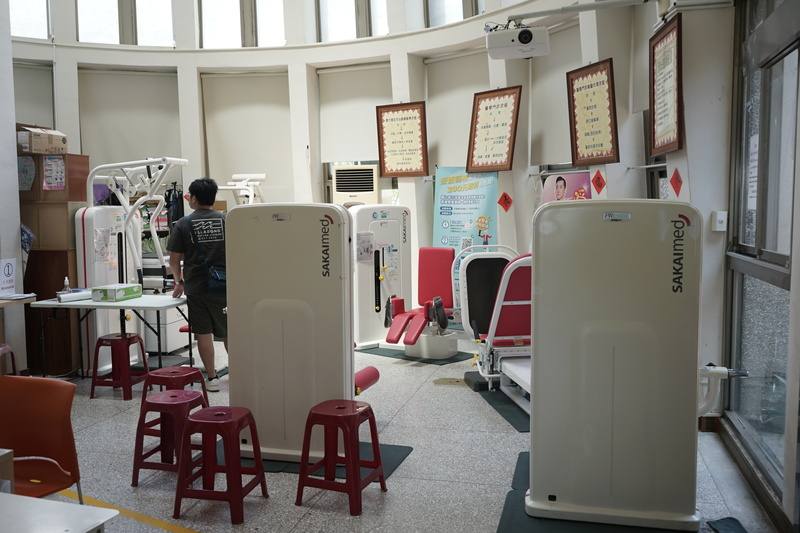 花蓮縣秀林鄉衛生所內擺設多種健身器材，衛生所主任田惠文表示，希望讓病患在候診過程中，也能利用時間使用