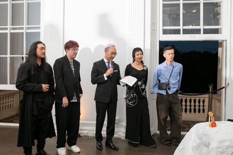 駐英國代表姚金祥（中）與4位設計師為活動開場，左起INFDARK 設計師郭瑋、APUJAN 設計師詹朴、JENN LEE 設計師李維錚、RAY CHU設計師朱柏諺