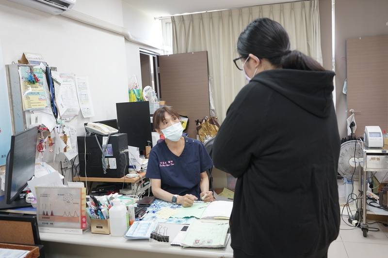 花蓮縣秀林鄉衛生所主任田惠文（左）投入原鄉醫療20多年，走進部落推廣醫療、預防保健觀念，並落實「以個案為中心」的理念，不是看病而是陪伴病患度過病程，自我要求要認得每一名列管病患