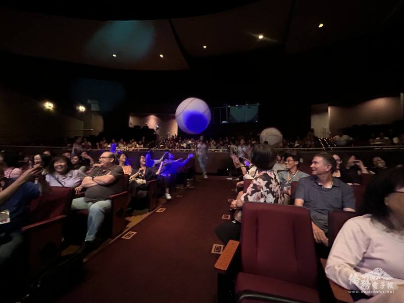 TEAM TAIWAN 與觀眾熱情互動，齊聲拍打棒球，現場氣氛沸騰。