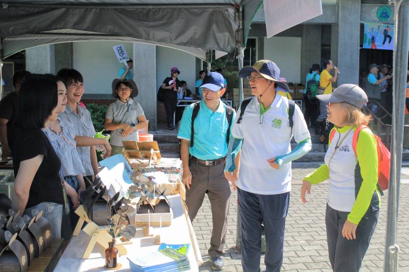 國家公園署長王成機與副署長陳貞蓉參觀市集