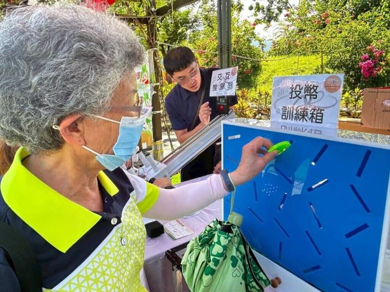 響應國際失智症月，竹山秀傳醫院20日舉辦「記憶同行，銀光樂智博覽會」，邀多個服務據點約百名個案及家屬參加闖關遊戲，包含介紹友善與失智症患者互動、喘息服務、體驗手部肌力與精細動作訓練等，讓遊戲結合學習。（竹山秀傳醫院提供）