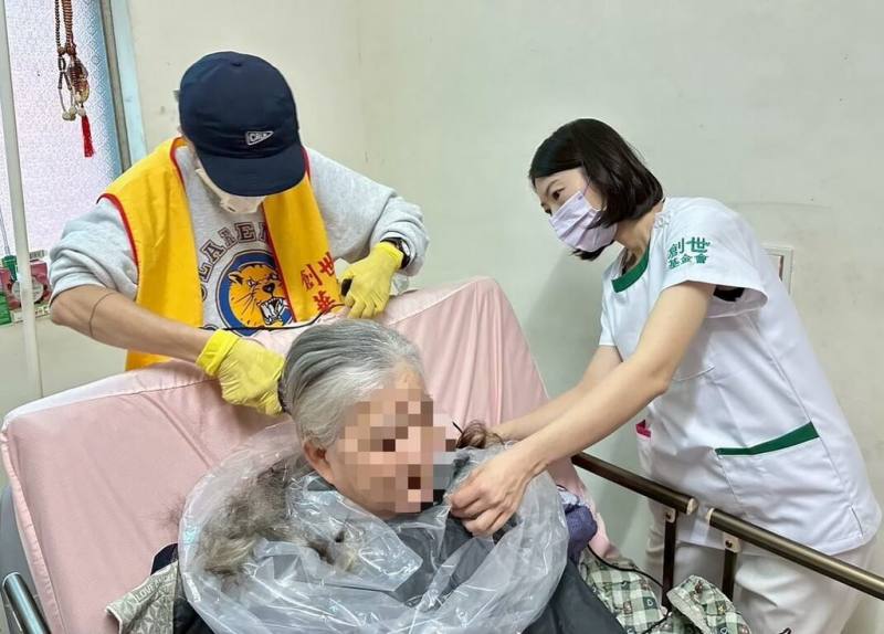 創世基金會因應長照需求攀升，持續擴大服務範疇，為更多失智、臥床者服務，包含由美髮設計師擔任義工，為院民剪髮等。（創世基金會板橋分院提供）