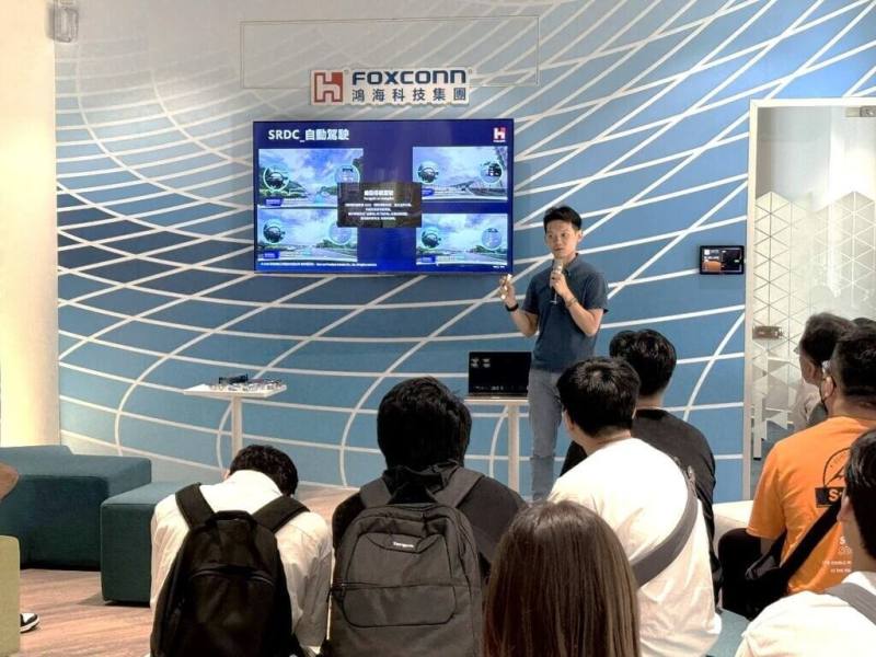 高雄市青年局與鴻海科技集團首度攜手合作，邀請高雄師範大學師生走入鴻海軟體研發中心，除能近距離觀摩世界級企業的運作模式與前沿技術，更可深刻理解產業脈動與人才需求。（高雄市青年局提供）