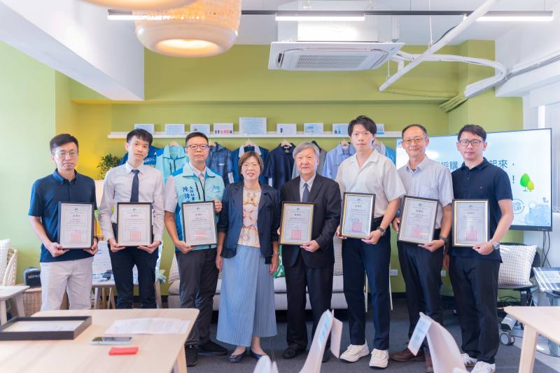 中：循環署賴瑩瑩署長，採購單位及其供應商左到右：衛福部彰化老人養護中心、遠東SOGO百貨、桃園市政府海岸及資源循環工程處、富勝紡織、新光紡織、台灣中油煉製所、華得來公司