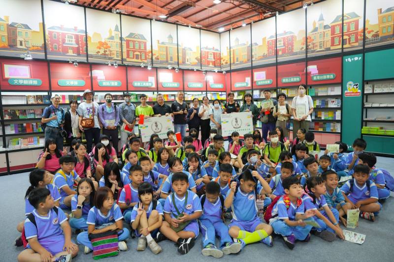 文化部政務次長李靜慧（後排右4）與和平國小、南庄國中師生於第1屆臺灣國際兒少書展合影