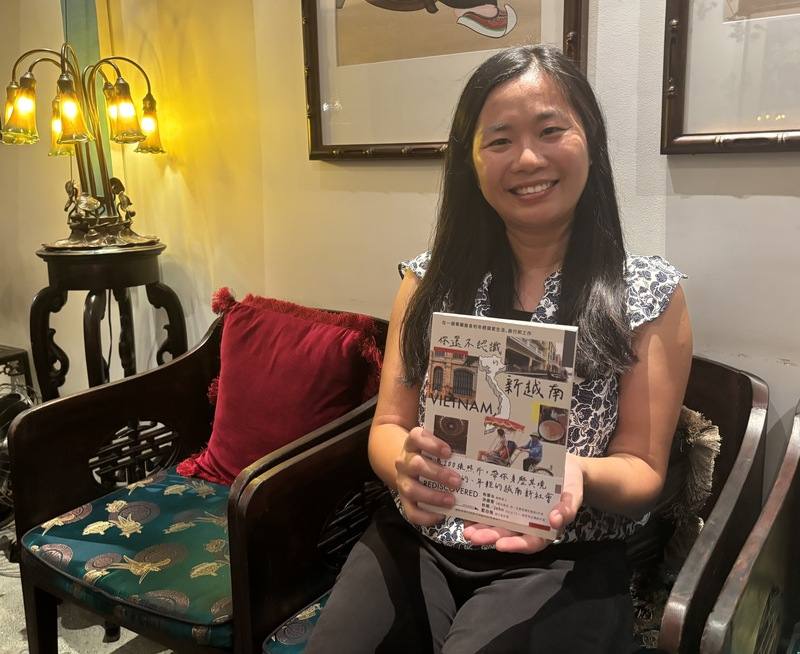 旅越台僑張瑜倫為教育部華語教師，10年前和夥伴於河內開設非凡教育中心，推廣台灣華語及正體字。近日她與劉俐書寫新書「你還不認識的新越南」，盼呈現不一樣的越南，以及其文化脈絡