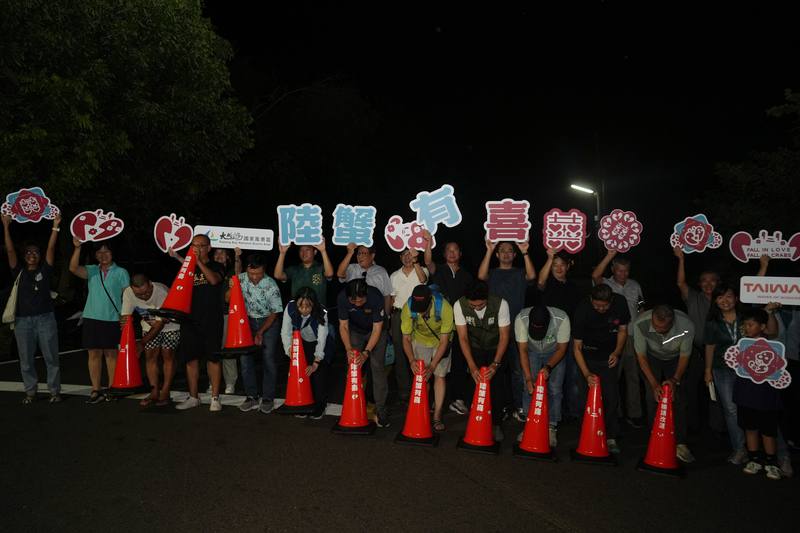 屏東離島小琉球「美人洞生態廊道徒步區」19日起試辦，到30日止的每晚7時至10時封路護蟹，觀光署大鵬灣國家風景區管理處、海洋保育署及小琉球海岸生態協會等單位人員一同放下交通三角錐，象徵徒步區啟用