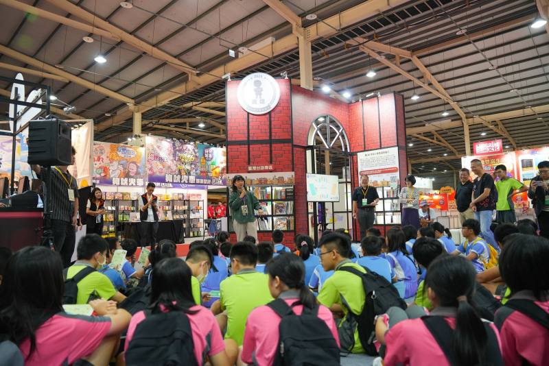 文化部政務次長李靜慧歡迎和平國小、南庄國中學生參觀第1屆臺灣國際兒少書展