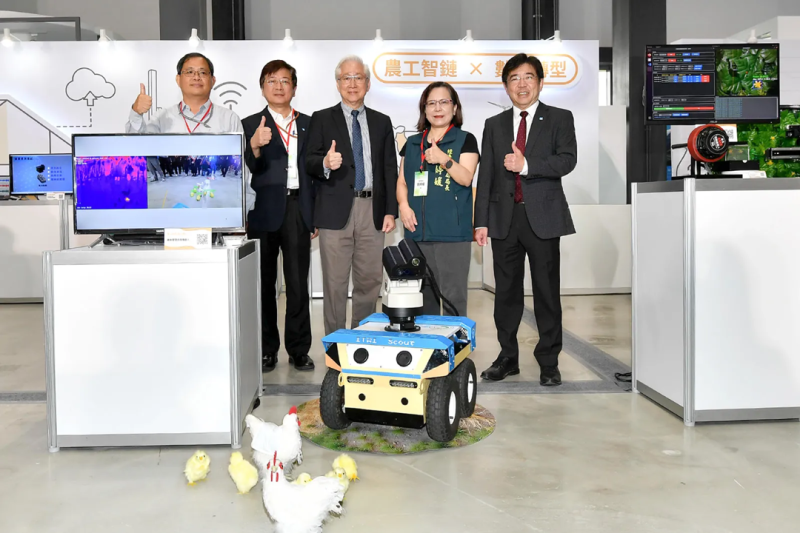 工研院「雞舍管理巡檢機器人」以國產晶片打造農業共通型自主移動載具，可即時蒐集雞隻影像與熱成像資料，協助農場進行雞舍巡檢與健康監測。左起為工研院中分院專案副組長柯文清、工研院感測系統中心執行長朱俊勳、工研院董事長吳政忠、臺南市經發局局長張婷媛、工研院院長劉文雄