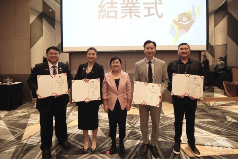 領導班學員長謝佳蓁(左2)及副學員長黃教庭(左1)、菁英班學員長沈毅昌(右2)及副學員長譚至仁(右1)代表接受徐佳青頒發的結業證書