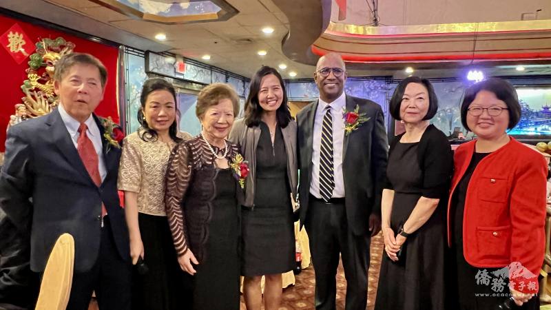 中華耆英會邀波士頓市長吳弭（中）和獲獎人Walter J. Ramos（右3）合影