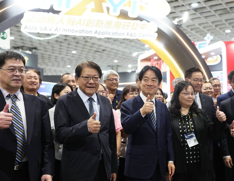 President Lai Ching-te and Presidential Office Secretary-General Pan Men-an pose for a photo at TADTE in Taipei on Friday. CNA photo Sept. 19, 2025