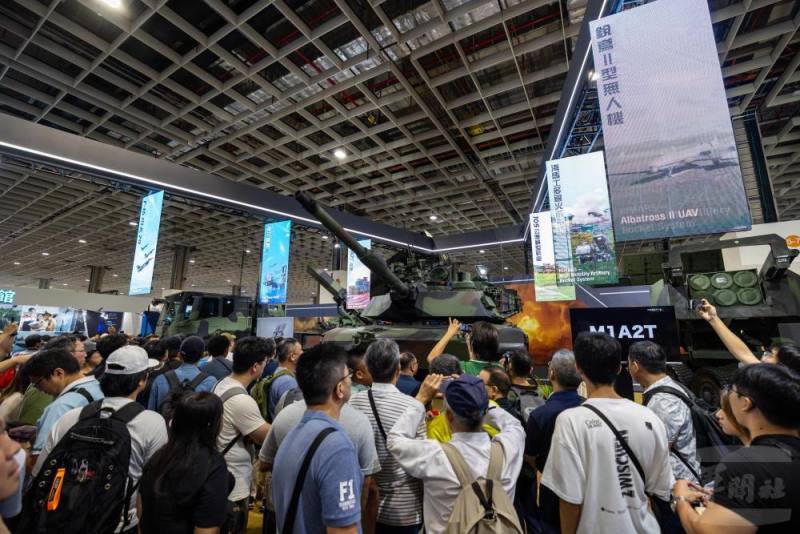 臺北國際航太展20日進入最後一天，國防館參觀人潮絡繹不絕