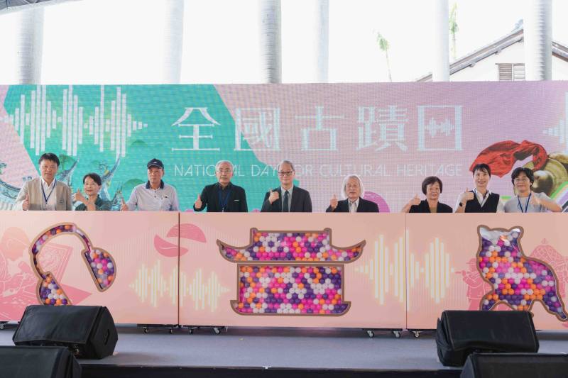 「2025全國古蹟日」20日於文化部文化資產園區熱鬧展開，與會貴賓一起合影