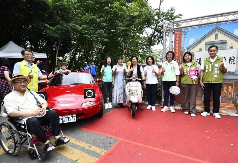 彰化縣湖埔社區大學主辦「2025東螺溪戀戀欒樹節」，今年主題為復古風，現場有經典汽機車、復古服裝秀，縣長王惠美（右5）21日出席參與。（彰化縣政府提供）