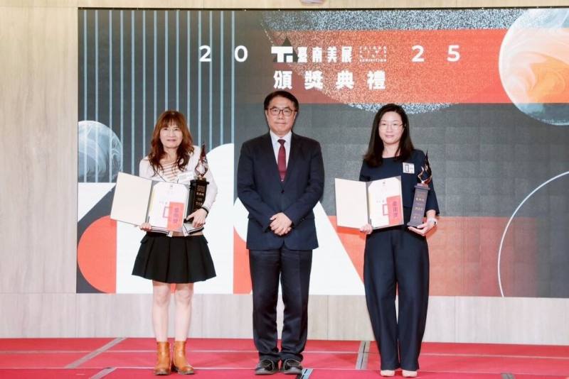 「2025台南美展」20日在台糖長榮酒店舉行頒獎典禮，台南市長黃偉哲（中）會中頒發獎座給各類組第一名。（台南市政府提供）