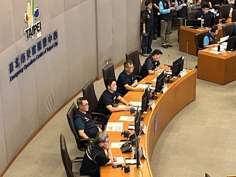 台北市政府21日下午進駐台北市災害應變中心，召開颱風樺加沙防颱整備會議，請各局處加強防颱整備工作，也呼籲民眾留意招牌、懸掛物，舉辦中的水舞嘉年華22日、23日暫停辦理