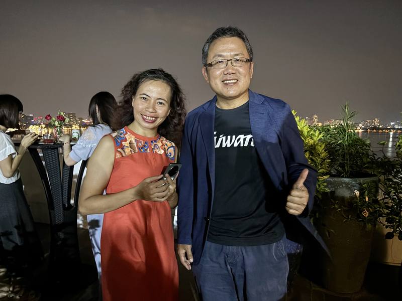 越南知名作家阮文馨（左）曾被越南富比士雜誌選為「國家最有影響力50位女性人物」，她的得獎創作皆寫於台灣。20日她受駐越南代表劉世忠（右）之邀於官邸慶祝中秋