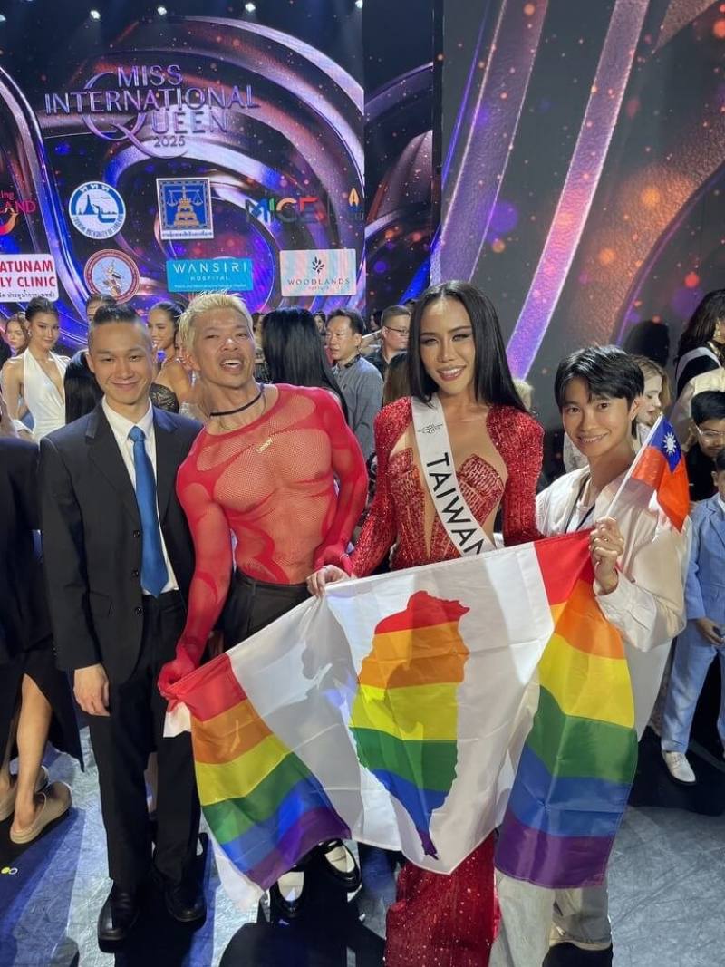 台灣佳麗鄭宥筠（Tiffany Queen，前排右2）20日在巴達雅參加跨性別選美比賽，賽後和隨行彩妝師陳韋翔（前排右1）等人手拿繪有台灣地圖的彩虹旗幟合影。（鄭宥筠提供）