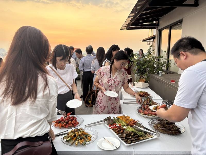 駐越南代表劉世忠20日在官邸準備烤肉，以及灣啤酒、大腸包小腸、中秋月餅、蛋黃酥等，與越南留台校友共慶中秋。台式烤肉氣氛熱絡，也一解參與者的「思台」之情