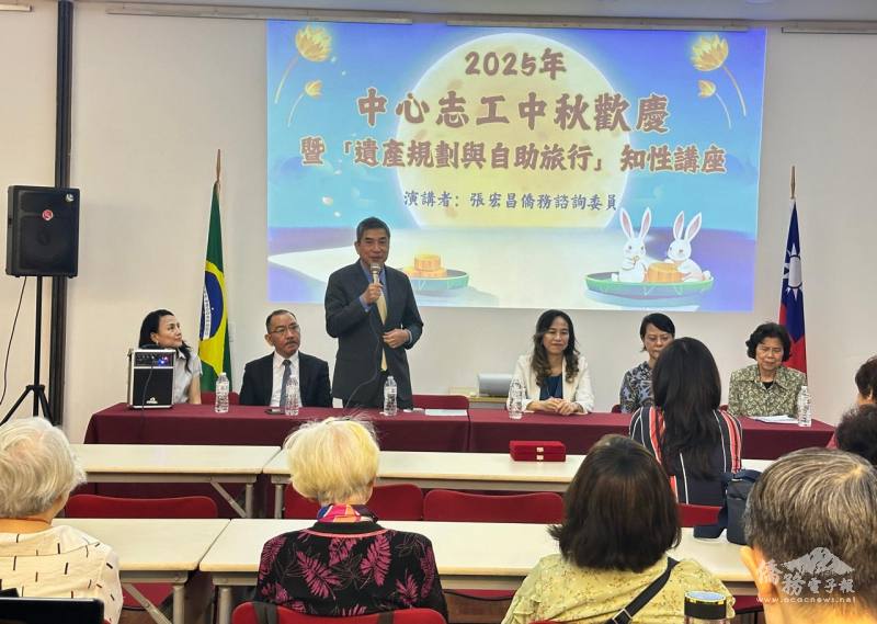 僑務諮詢委員張宏昌為聖保羅文教中心志工舉辦講座