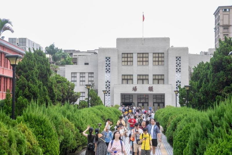 立法院響應全國古蹟日，20日開放民眾入院參觀，人數經統計共8024人，相較於去年1011人增加7013名民眾，破歷年紀錄。 （立法院提供）