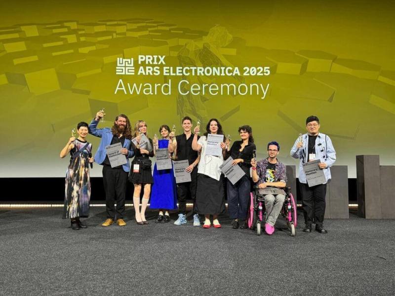 陽明交大助理教授顧廣毅（右1）以作品「酷兒解剖學圖譜」奪2025年奧地利林茲電子藝術大獎，與其他單元得獎人於頒獎典禮合影。（駐德代表處文化組提供）