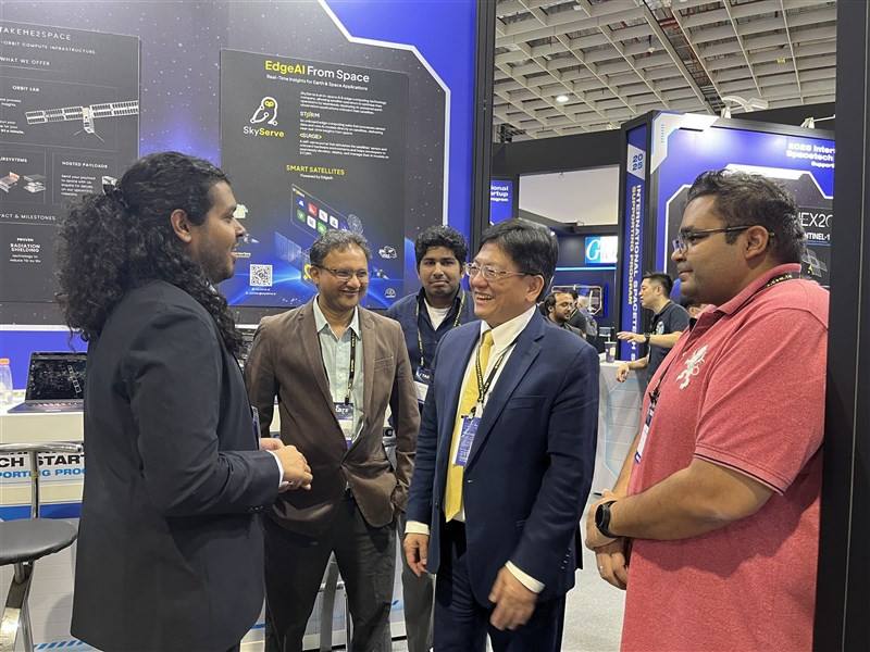 Lewis Chen (second right), general director of ITRI’s Commercialization and Industry Service Center, speaks to Indian space start-up representatives at TADTE 2025 in Taipei on Friday. CNA photo Sept. 20, 2025