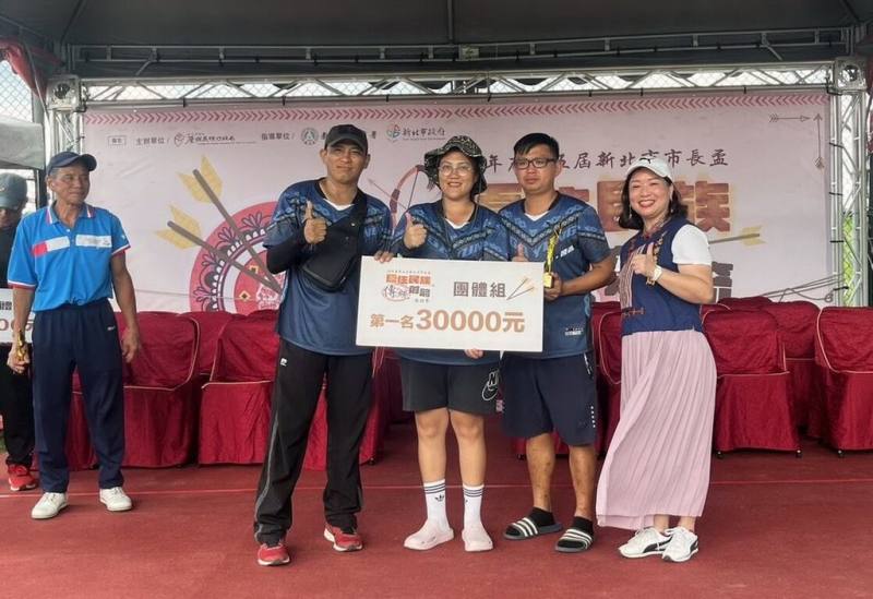 第5屆新北市市長盃原住民族傳統射箭邀請賽20日在樹林區鹿角溪原住民族傳統射箭場熱鬧展開，最終團體組冠軍由澳花射箭A隊（圖）拿下，隊員開心受獎。（新北市原民局提供）