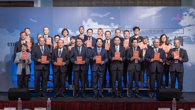 President Lai poses for a group photo with the attendees.