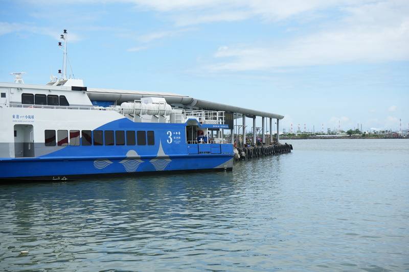 颱風樺加沙逼近，往返小琉球船班調整，22日各船公司末班船提早，23、24日皆全日停航