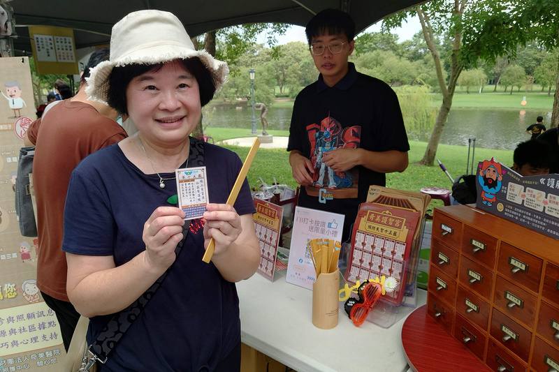 奇美醫院21日在奇美博物館蓋亞廣場舉辦失智症預防及關懷主題活動，展示院方與地方廟宇合作創新推出的「護腦聰明籤」