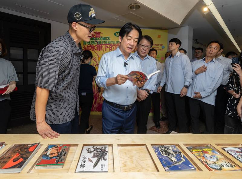 總統在文化部次長李靜慧及策展人翁稷安的導覽下，聆聽「Vol. 1 武俠篇：沾水筆下的武林」的策展設計理念及展品介紹