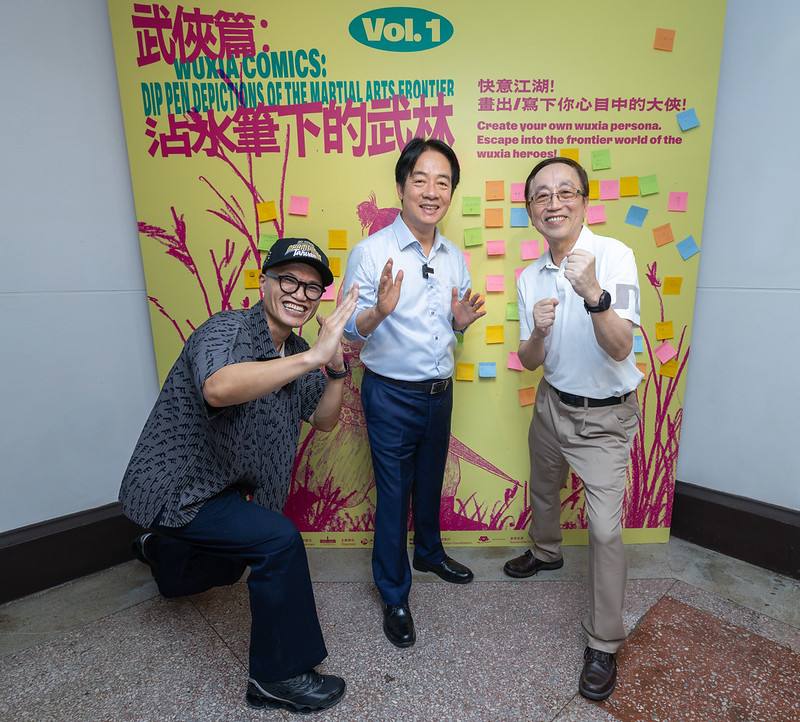 配合全國古蹟日，總統府自20日起重新開放每月一次假日參觀活動。賴清德總統下午特別參觀由文化部策劃的首檔臺灣漫畫特展「Vol. 1 武俠篇：沾水筆下的武林」，並邀請國內外訪客一起來到總統府，一窺臺灣漫畫的歷史脈絡與創作精華所呈現的豐富與多樣性