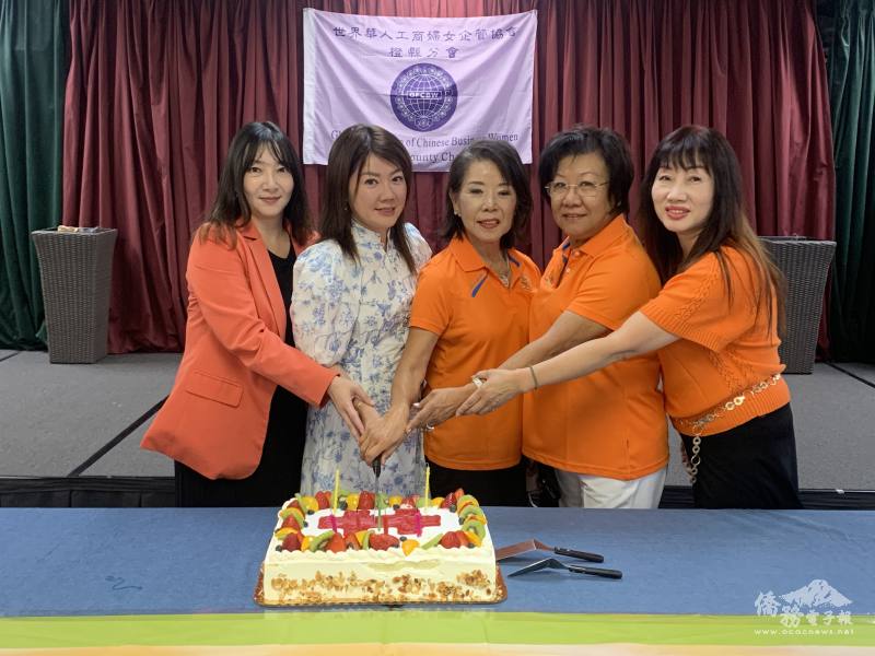 切國慶蛋糕儀式。圖左起世華工商婦女會橙縣分會副會長李真琪、橙縣文教中心主任蕭蓓如、會長張淑華、副會長李彩儀、秘書長陳淑容。